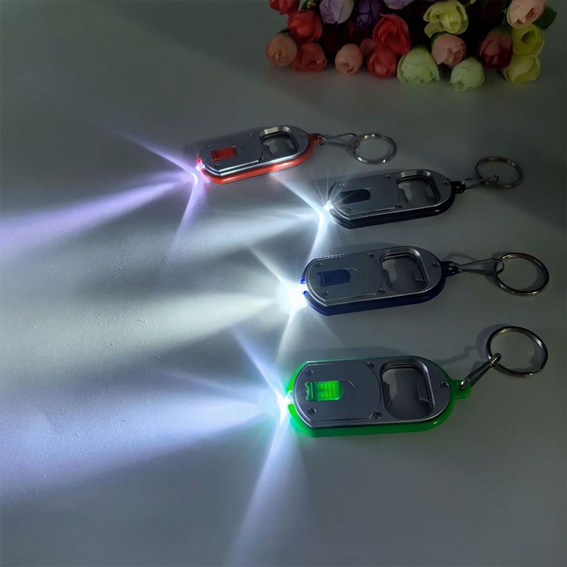 Ouvre-bouteille LED Multifonctionnel Mini Lampe de Poche Illuminée Porte-clés Pendentif