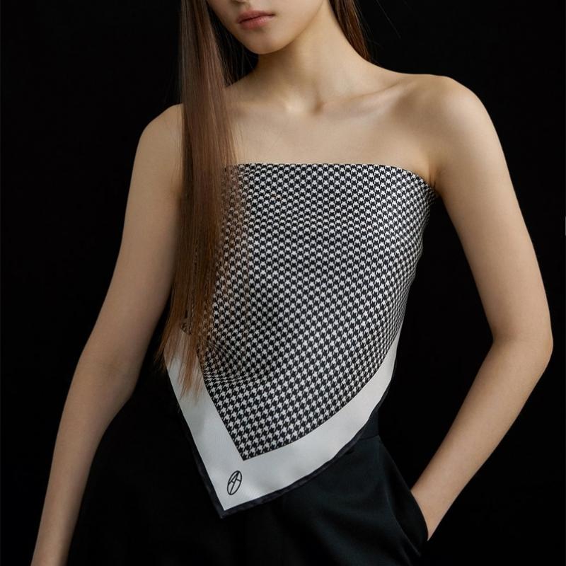 Avvina Pelle Houndstooth Silk Scarf 90   Black