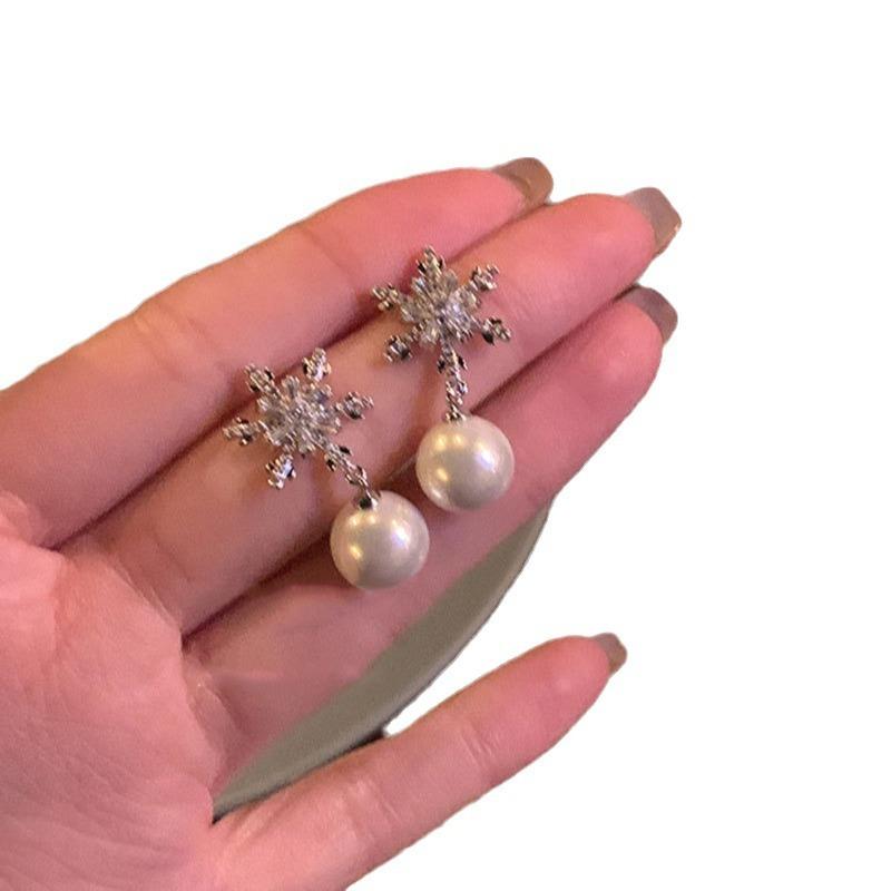 Herbst- und Winter Schneeflocken Weihnachtsperlenohrringe High-End Nischendesign Ohrringe für Frauen Französisch Retro