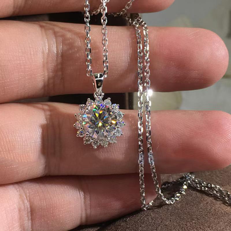 Diamond-Shaped Retro Ladies' Necklace: Elegant Design, Lightweight Luxury, Versatile Clavicle Chain.