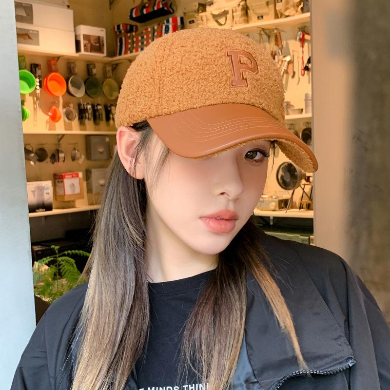 

Зимняя новая шляпа женская модная плюшевая бейсболка с буквой P, универсальная, теплая, для лица, маленькая шапочка, тренд One Size