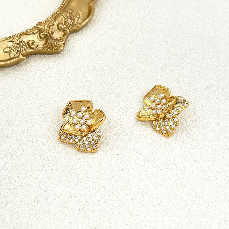 Retro Hong Kong Style Flower Shape Slightly Inlaid Zircon Stud Earrings For Women золотой