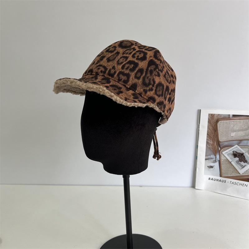 

Осень и зима новая леопардовая шерсть ягненка можно носить шляпы для верховой езды мужские и женские простые повседневные модные шляпы рыцаря тренд M（56-58cm）