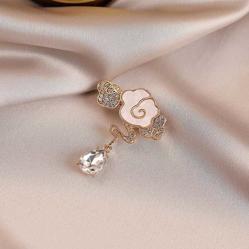 Chinese-style Cloud Pattern Diamond-encrusted Brooch for Women, A Light and Luxurious Water Drop Brooch