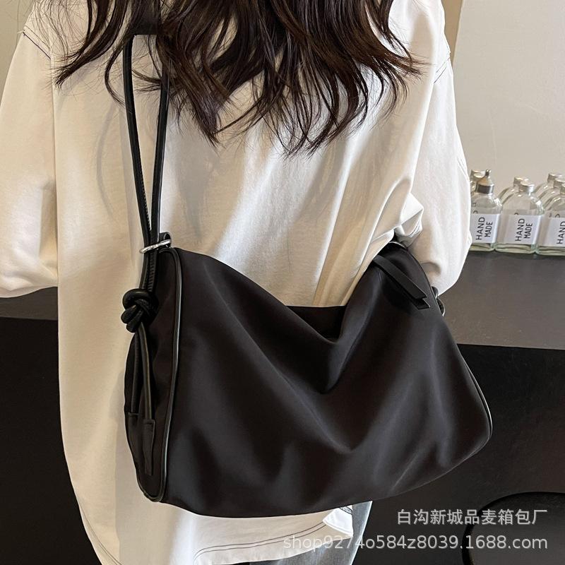 Light commuter messenger big bag casual 2025 new solid color fashion travel bag simple niche shoulder stray bag