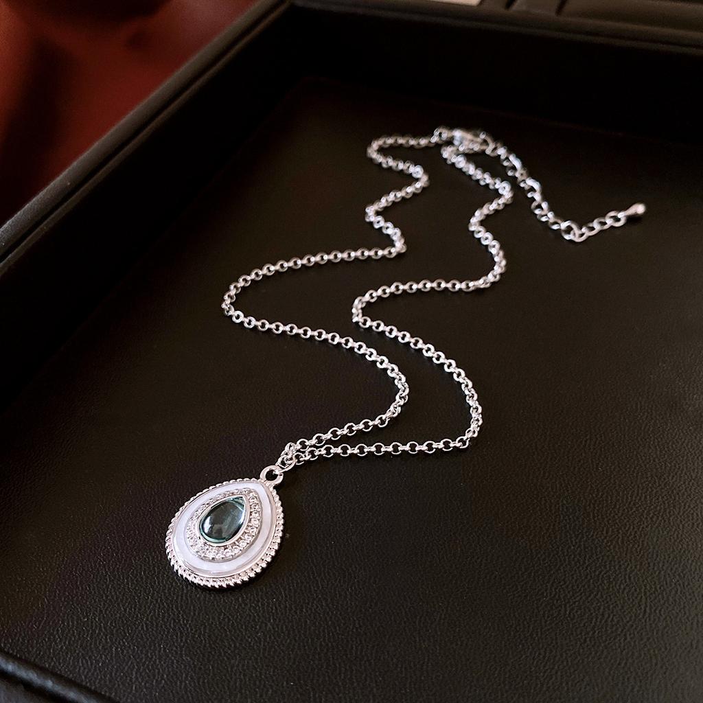 Butterfly Irregular Pearl Necklace Medieval Vintage Temperament Collarbone Chain Versatile High-end Jewelry