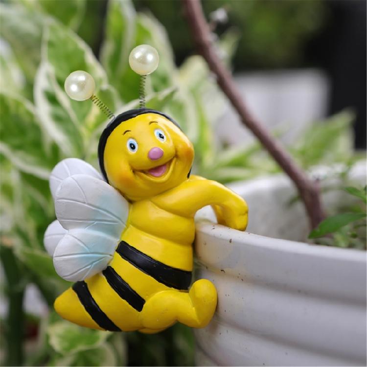 2Pieces Cute Climbing Bees Resin Pot Huggers Figurines for Personalizing Garden Patios Balconies and Home Decoration