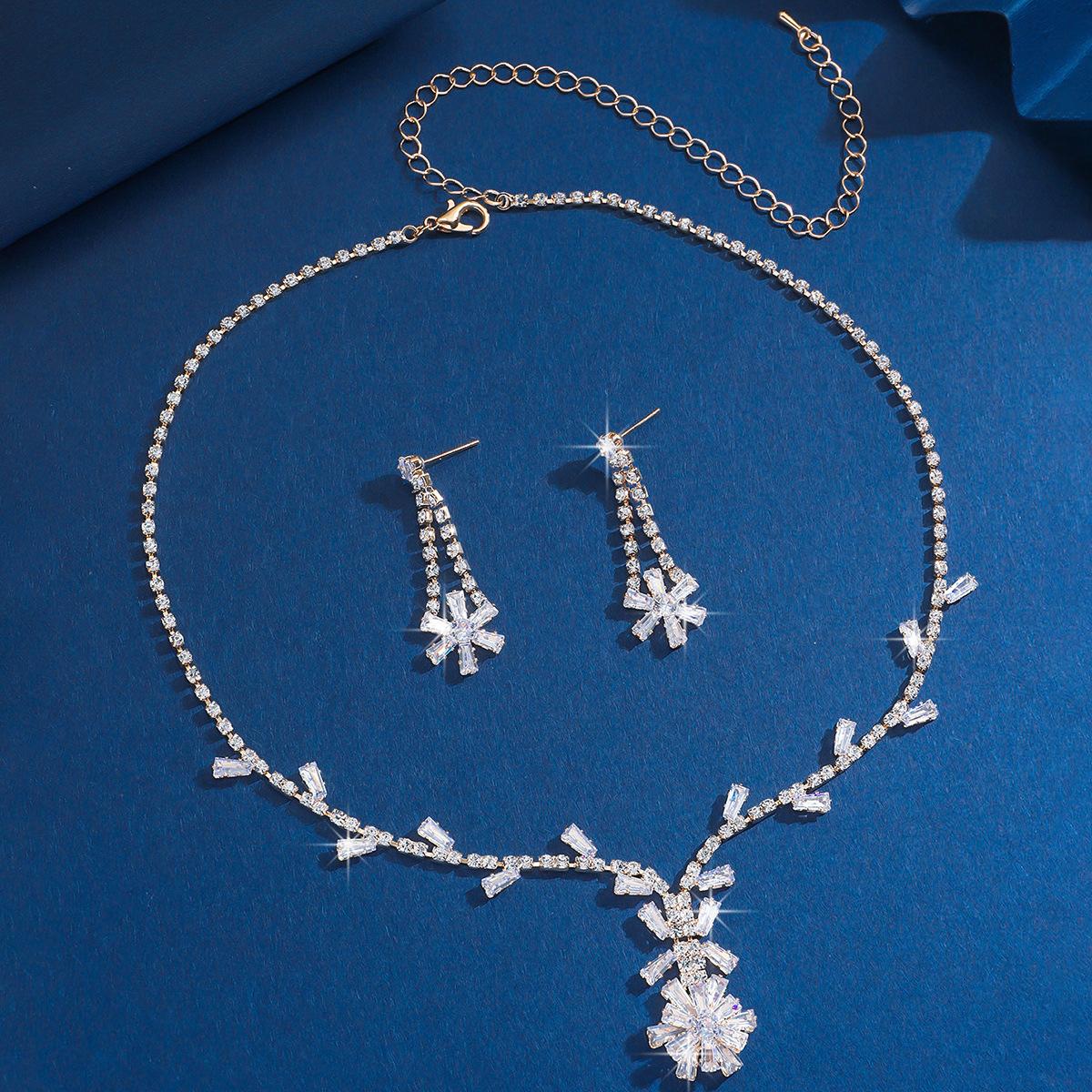 

French High-End Zircon Flower Leaf Earrings Necklace Set Niche Temperament Collarbone Chain Light Luxury Fashion Jewelry