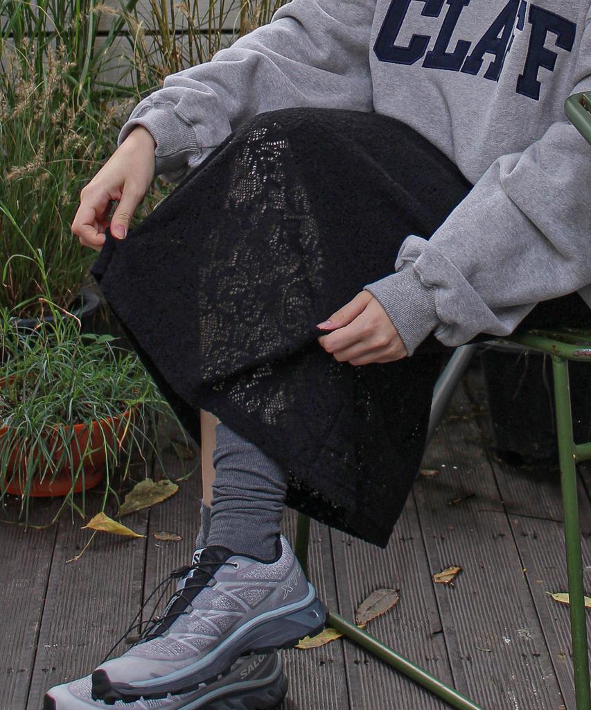 Keullaepeu A-Line Lace Banding Skirt_Black