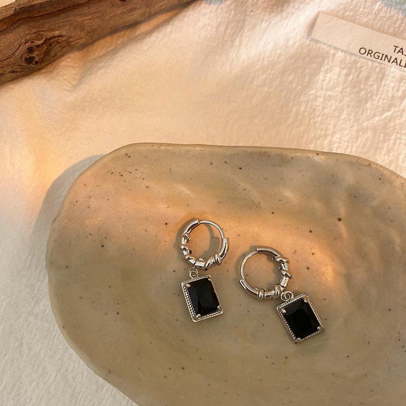 Retro Black Zirconia Stud Earrings Light Luxury High-end Temperament Design Affordable Dainty Colorfast Women's Daily Versatile Earrings