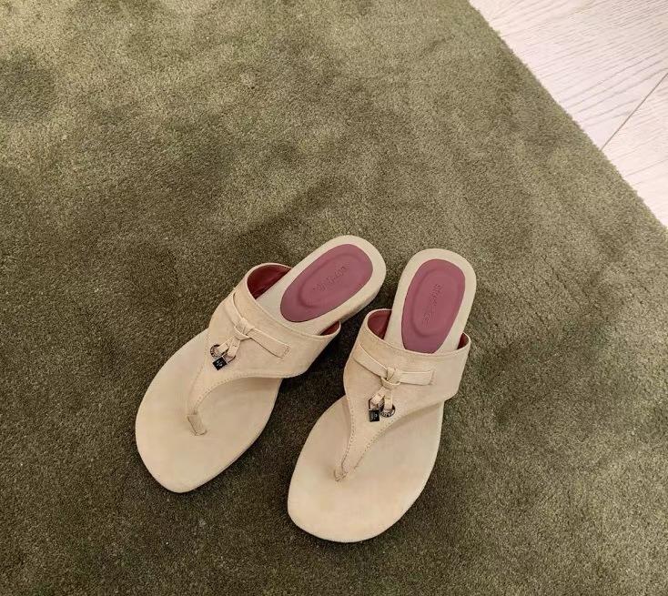 Leather Retro Metal Buckle Toe Flip-flops Shoes Women's Flat Summer Wear a Pedal Beach Sandals