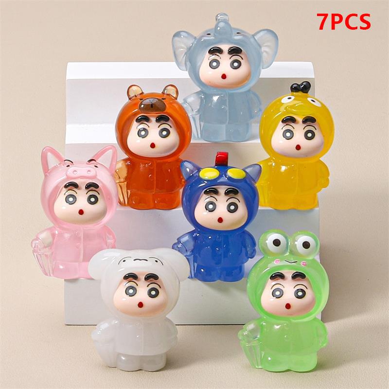 

2/7 шт. Милый светящийся дождевик Карандаш Шин-чан Кукла Украшение для автомобиля Настольный домашний декор Микроландшафтное украшение Игрушка для кукольного домика Подарки