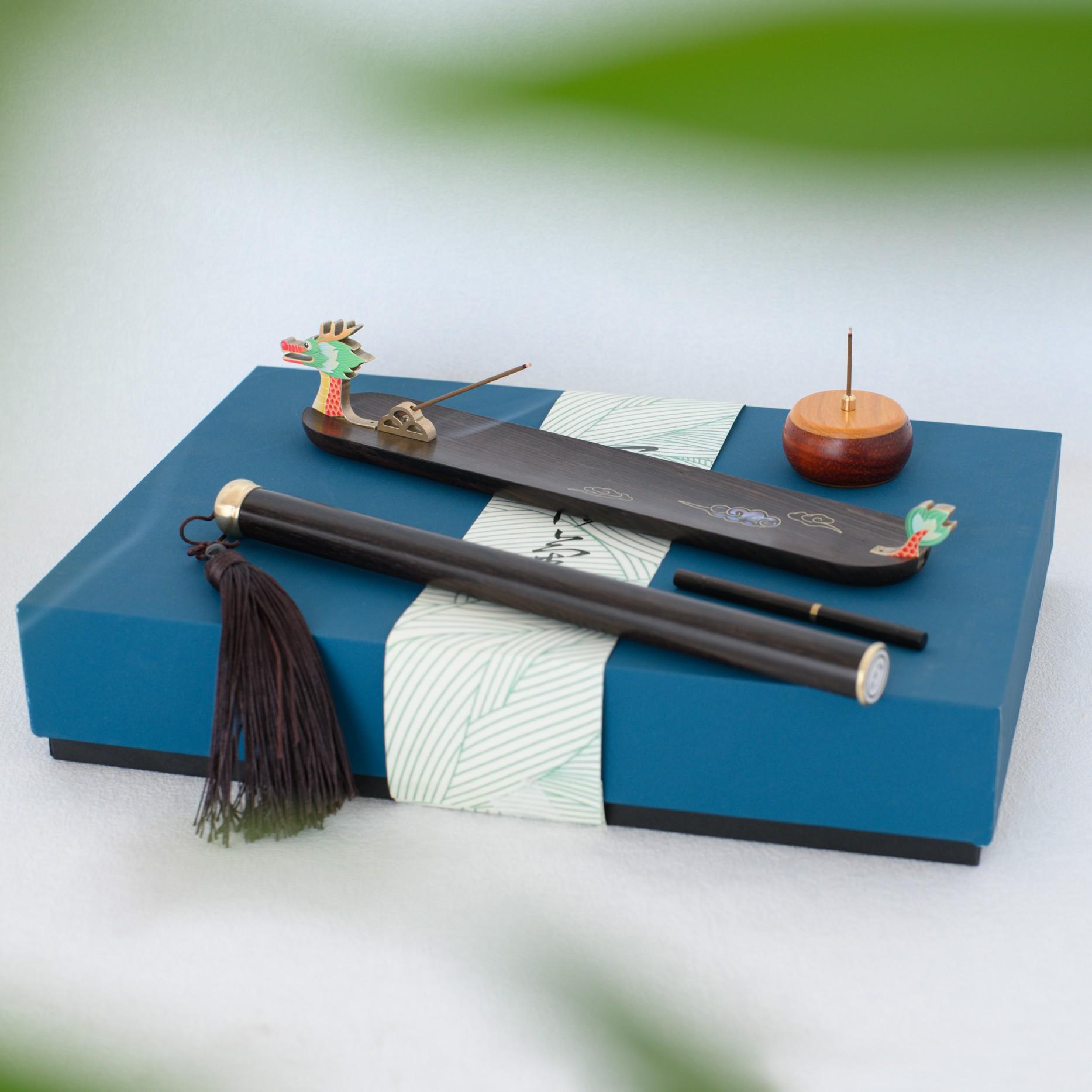 Purple Heart Sandalwood Incense Holder Set - Creative, Commemorative Home Aromatherapy Gift.