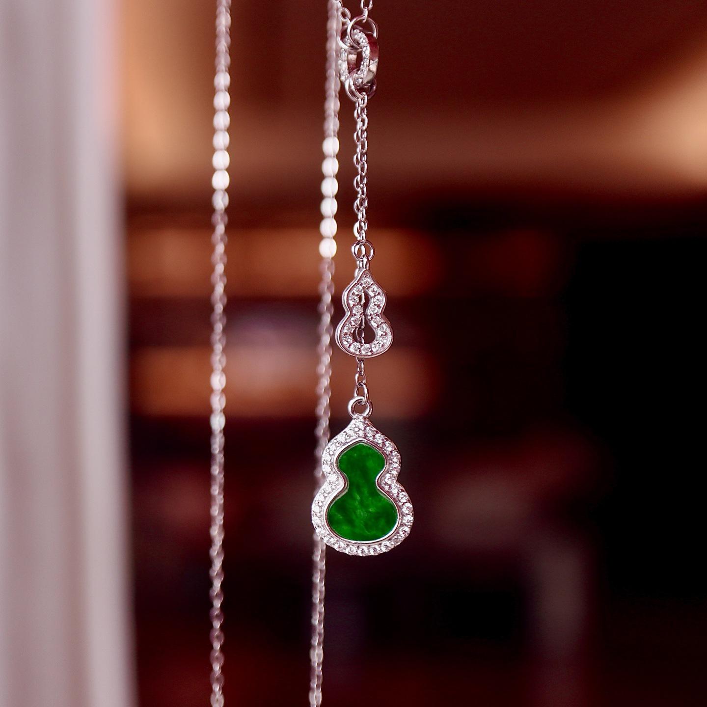 Классическое серебряное (S925) ожерелье с зеленым бирманским нефритом в форме тыквы