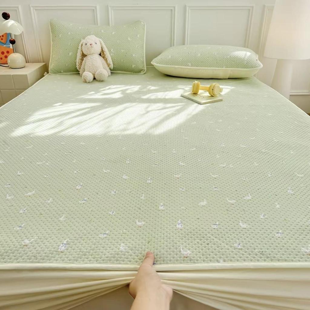 Thickened Quilted Non-Slip Mattress Protector - Single Bed Cover