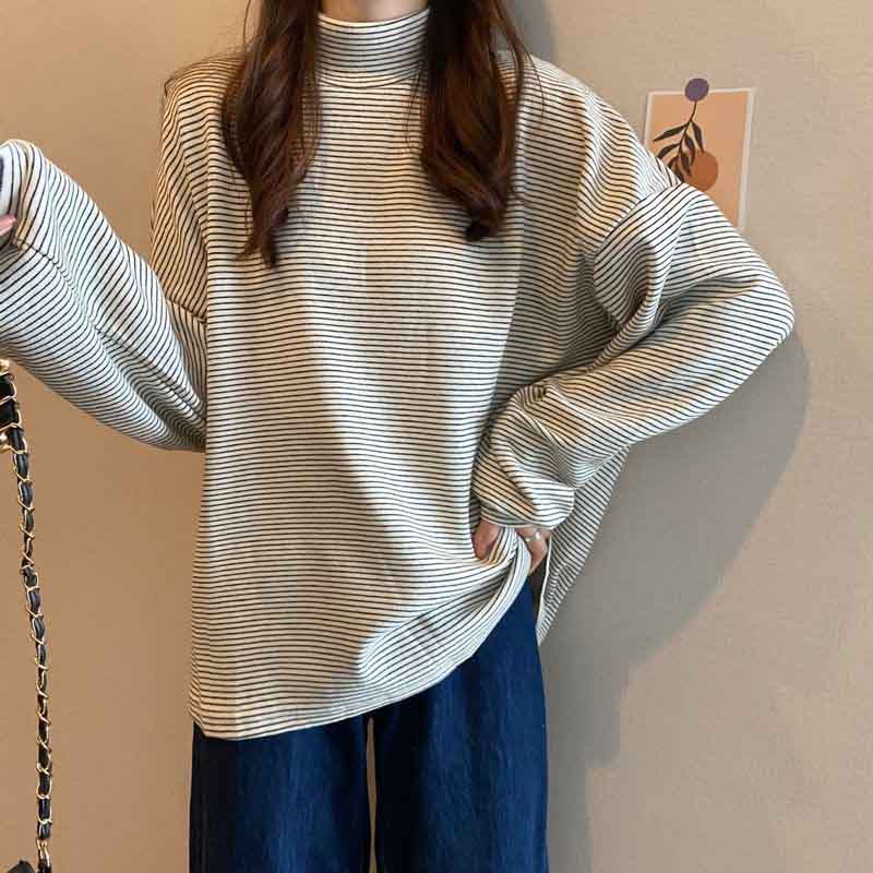 Зимняя женская полосатая футболка с воротником-стойкой — фото 3