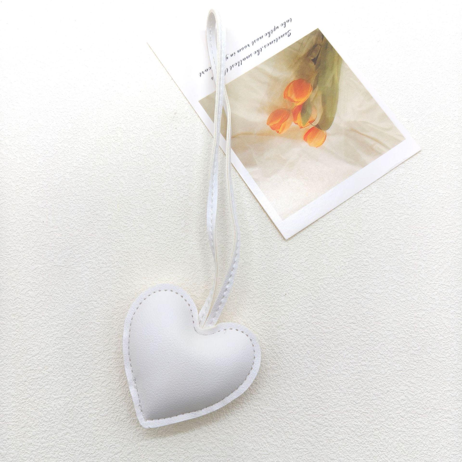 

Niche Peach Heart Leather Keychain Bag Charm Accessory білий