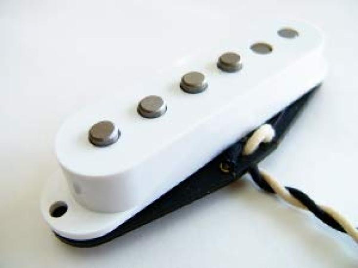 

Сделано в Японии, одинарный звукосниматель для Stratocaster Center White Cover Product [GOTOH Pickups] ST-Custom, неупакованный GTPU-ST-CTM-M-WH-NP белый