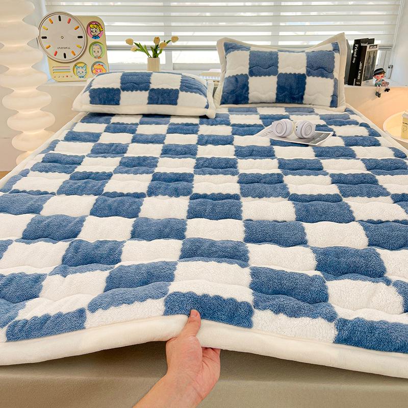 Thickened Coral Fleece Winter Mattress Pad for Dorms and Rentals