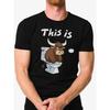Ein schwarzes T-Shirt mit Rundhalsausschnitt und einem interessanten Muster einer Kuh auf der Toilette und den darauf geschriebenen Worten