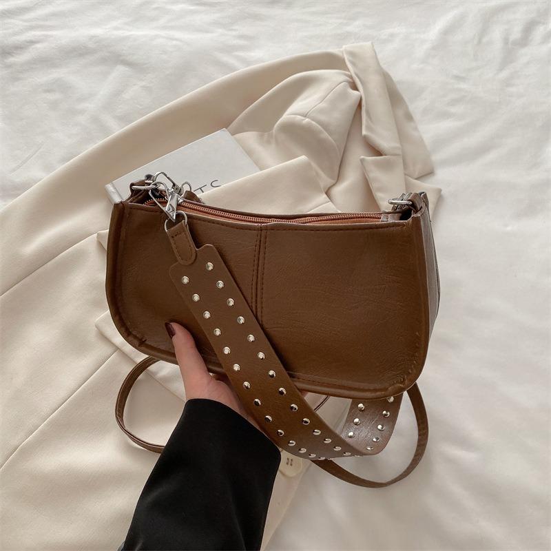

Премиальная женская сумка, простая сумка через плечо с заклепками, модная сумка с широким плечевым ремнем, универсальная текстура, трендовая сумка-мессенджер. коричневый