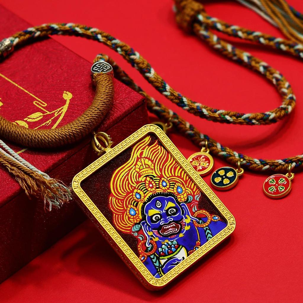 Schwarzer Dzambala Sechsarmiger Mahakala Thangka Anhänger mit Fünf Reichtumsgöttern und Ga'u Box Kette