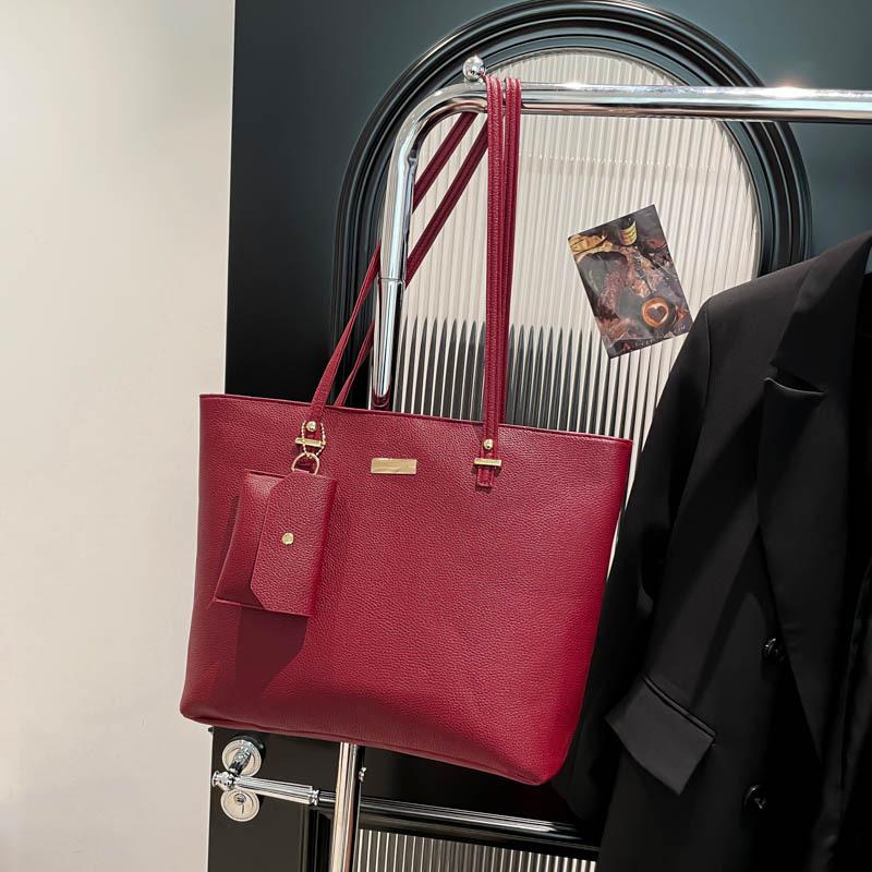 Simple and large-capacity tote bag, spring niche new fashion commuter handbag, textured shoulder bag.