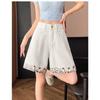 Shorts larghi da donna in denim lavaggio chiaro con bordino ricamato floreale