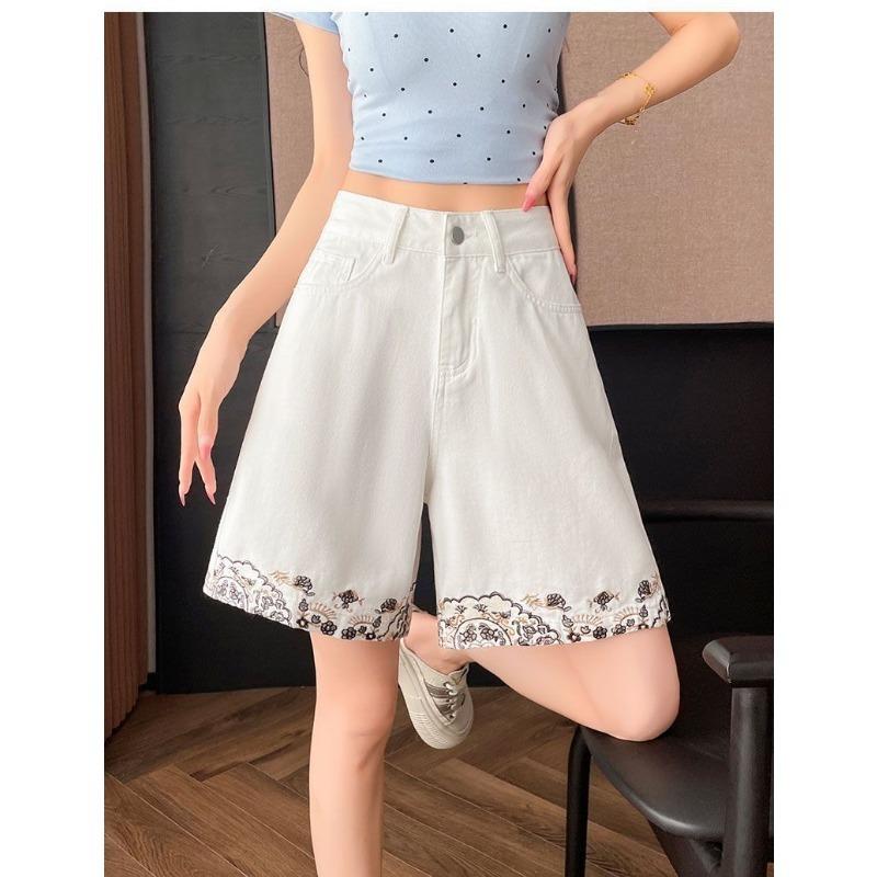 Shorts larghi da donna in denim lavaggio chiaro con bordino ricamato floreale
