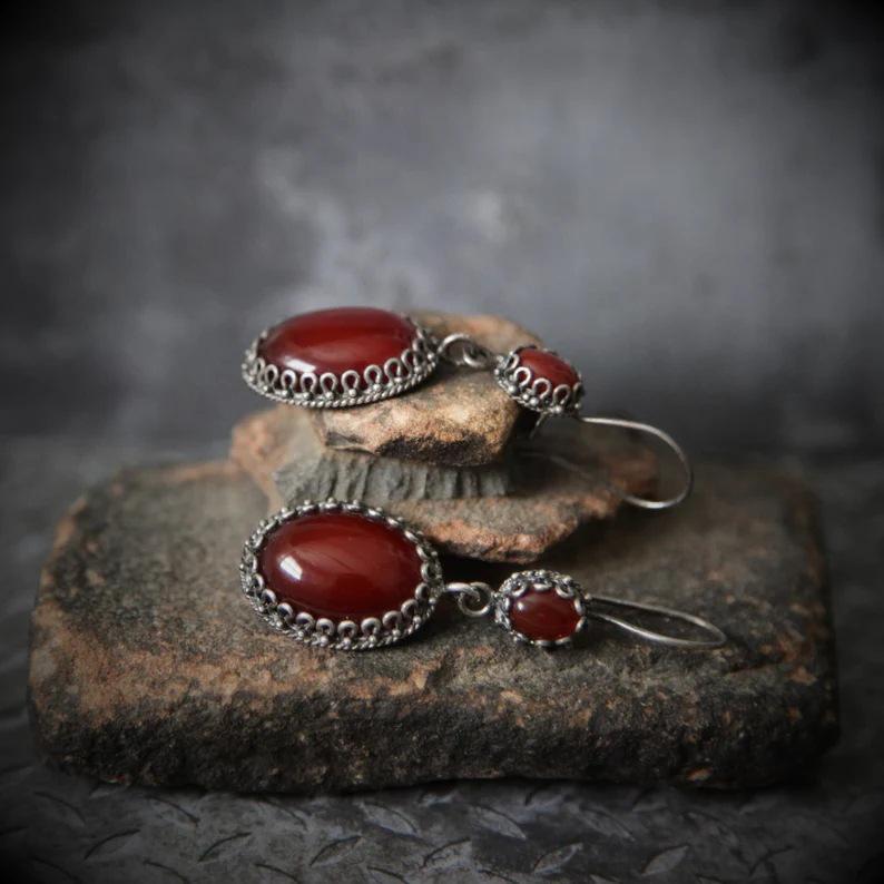 He Cheng Retro Baroque Red Stud Earrings for Women - Elegant Long Dangle Design