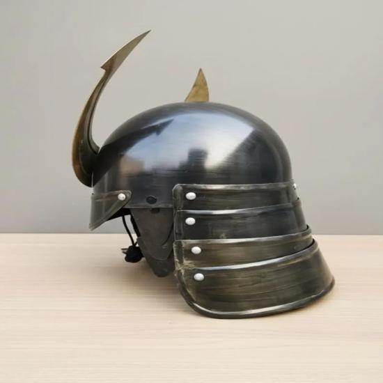 Handgefertigter Stahl-Samuraihelm mit Mondsichel-Kamm – Mittelalterliche Kabuto-Rüstungsreplik, Tragbarer Kriegerhelm, Sammlergeschenk