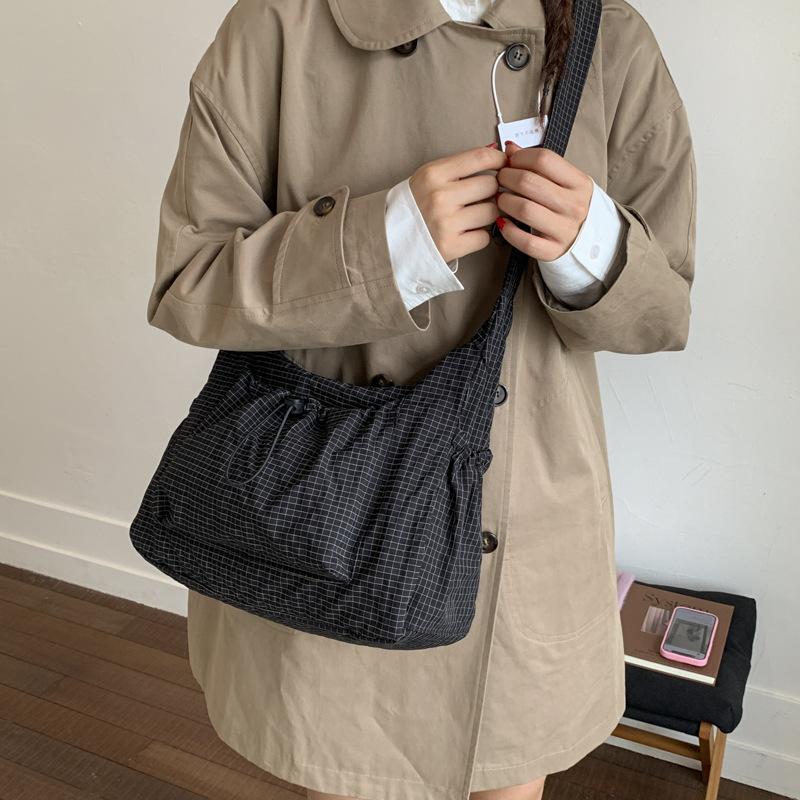 2025 autumn and winter new women's bags casual retro shoulder bags dumpling bags niche design fashion messenger bags