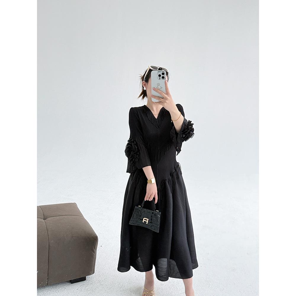 

2025 European Evening Tassel V-Neck Pleated Slim Fit Bell Sleeve Dress One Size чорний