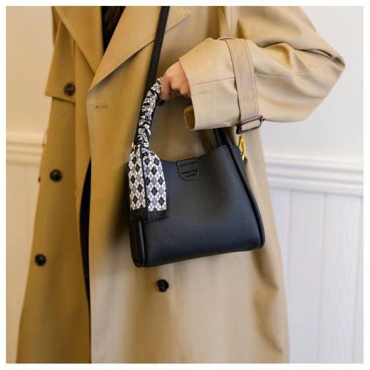 2025 Новая нишевая сумка-ведро из мягкой кожи Универсальная для работы и поездок Сумка через плечо Популярная женская сумочка чёрный 1316₽