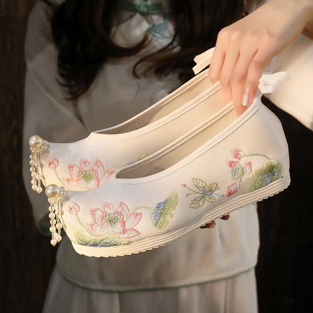 Elegant Embroidered Flower Shoes Hanfu Style Women's High-Rise Shoes Cotton Lined Slip-On Traditional Chinese Costume Footwear