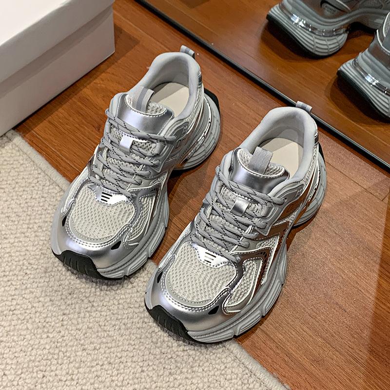 

Серебристые кроссовки папы женские 2025 новая весна и осень сетчатые дышащие толстая подошва увеличивающая рост мягкая подошва не устают ноги повседневная спортивная обувь 40 серебряный