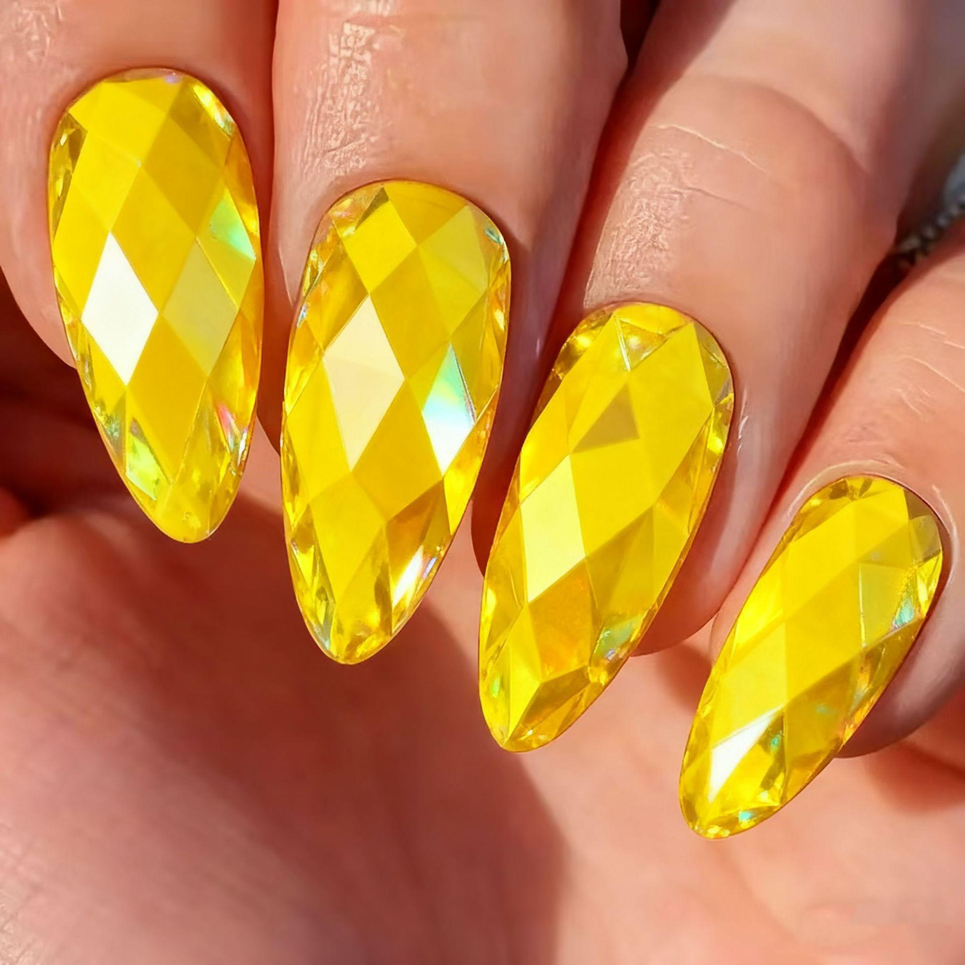 Iridescent Rhombus Almond Gold 3D Fake Nails