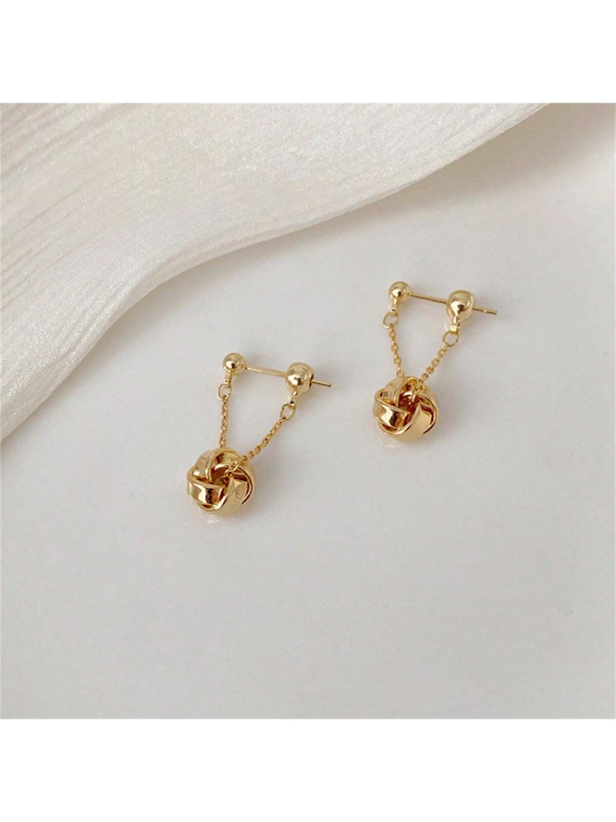 

Tassel unique French niche design high-end ear clip earrings autumn and winter round face slimming female earrings