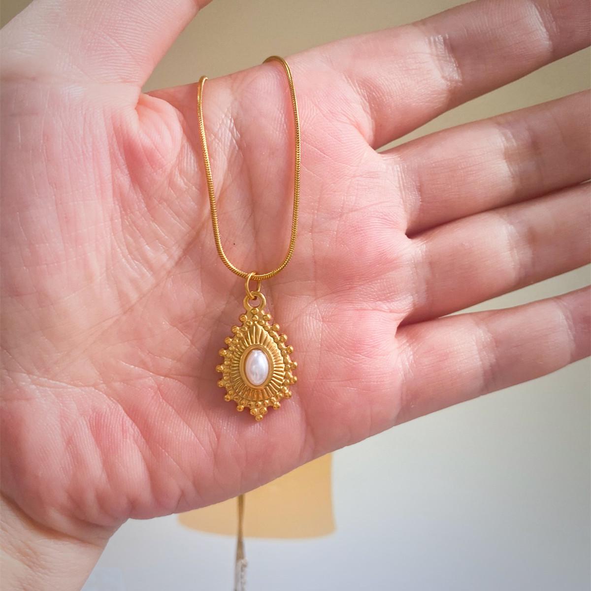 European Royal-Style 18k Gold & Pearl Water Drop Pendant Necklace in Stainless Steel