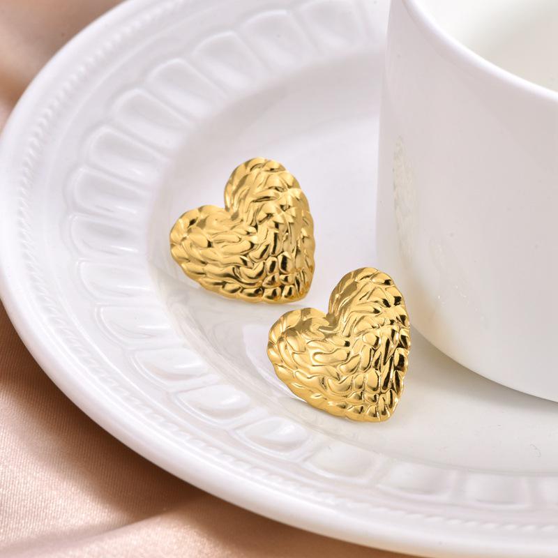 European/American 18K Gold-Plated Stainless Steel Heart Stud Earrings - Fashionable and Versatile Jewelry