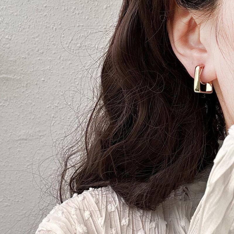 Square Mosquito Coil Ear Clips: Fashionable, Pain-Free Metal Earrings with a Unique, Versatile Design for Women.