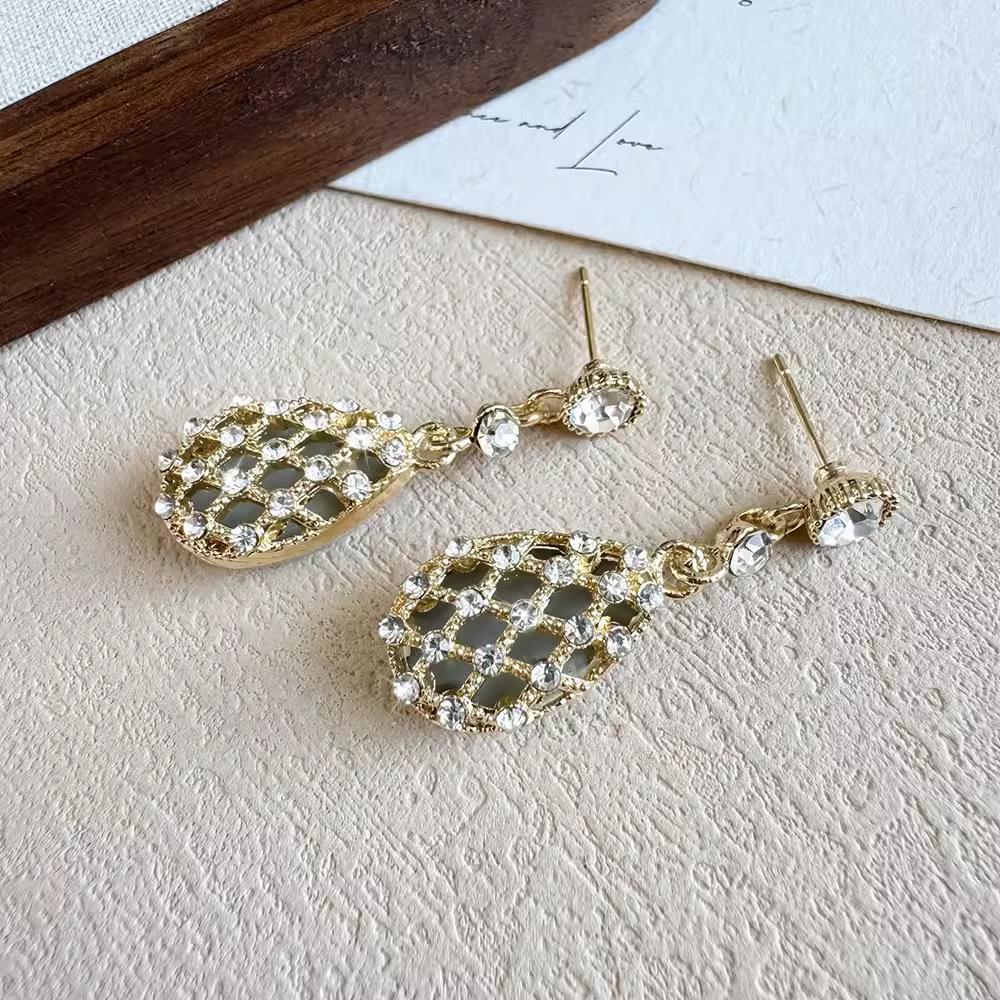 Feine Flash Metall Diamantbesetzte Wassertropfen Ohrringe, Nischenpersönlichkeit Temperament, High-End Leichte Luxus Ohrringe, Trendige Modeohrringe.