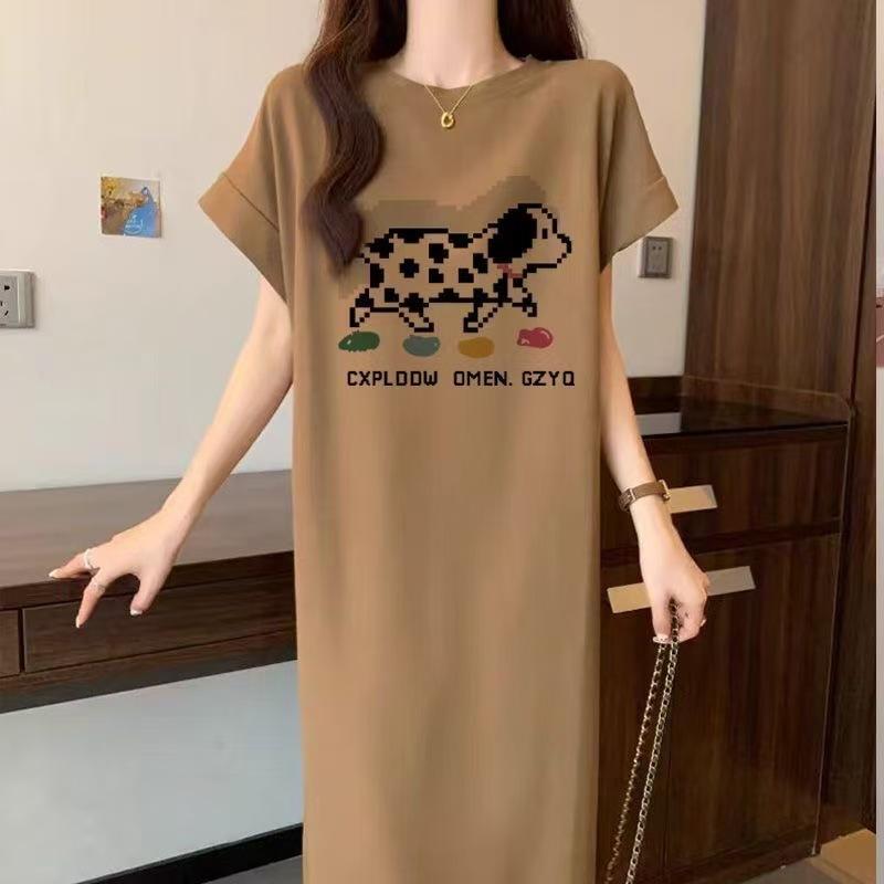 Ein neues koreanisch-inspiriertes, lockeres, lässiges, übergroßes, figurschmeichelndes Kleid mit einem Schlitz für den Sommer