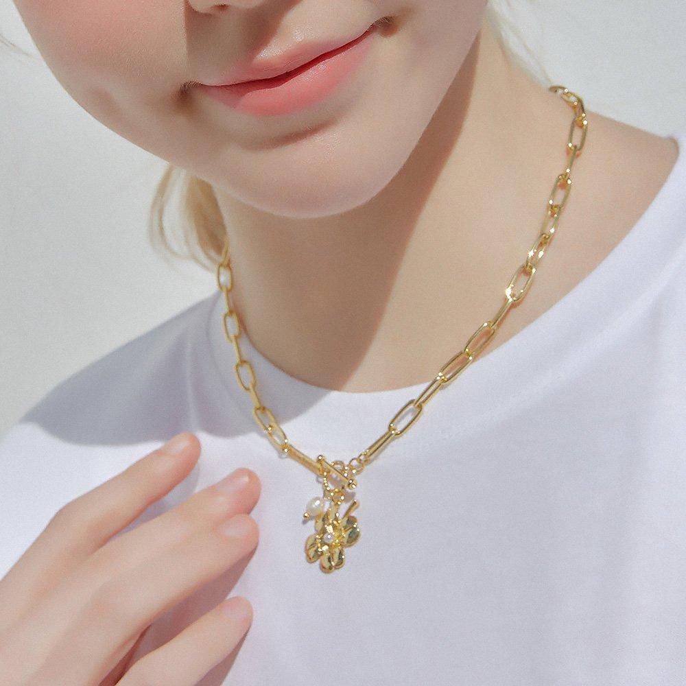 Four-leaf clover chain toggle necklace