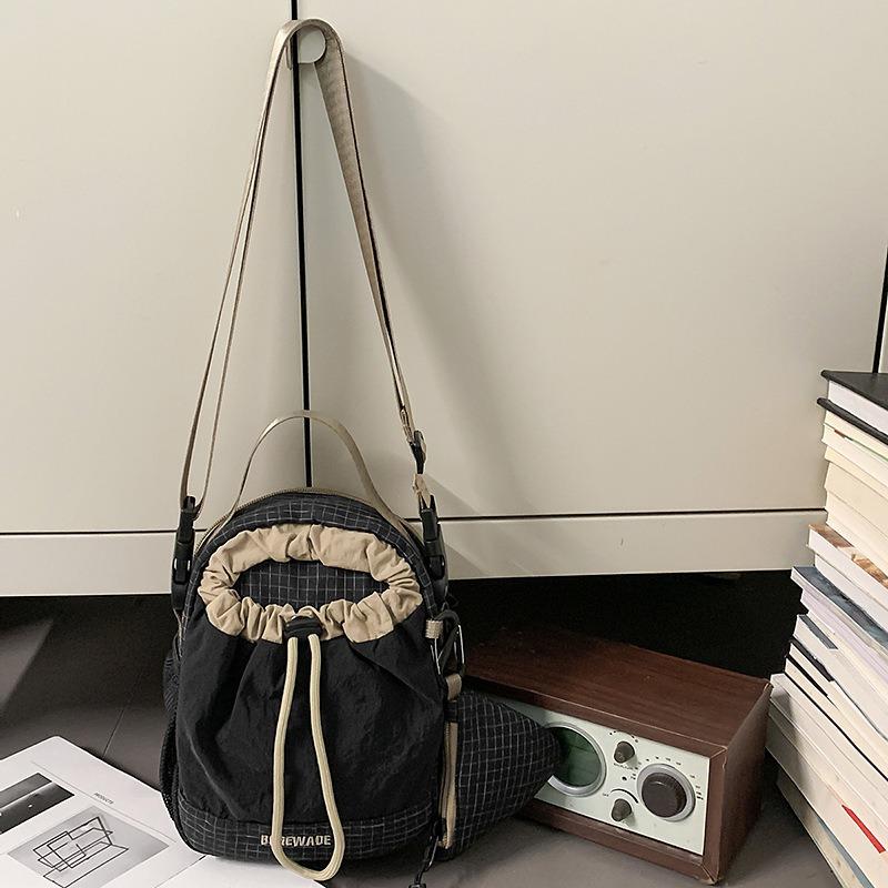 

Fashion messenger bag women s portable bucket bag autumn new product light casual street shoulder mobile phone bag чорний