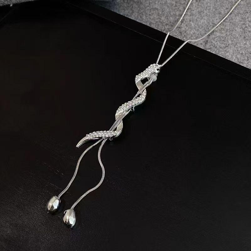 Elegant Long Snake Chain Necklace: Luxe Autumn/Winter Fashion Accessory for Women