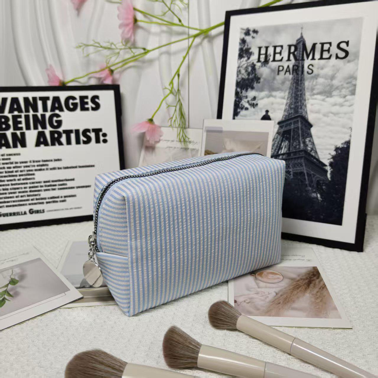 

Seersucker Striped Makeup Bag: Large Capacity, Convenient Travel Storage світло-синій колір