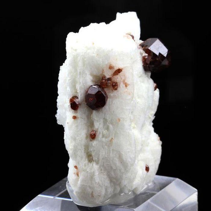 Pierres et Minéraux. Grenat Spessartite, Orthose. 208.0 ct. Gilgit-Baltistan, Pakistan.
