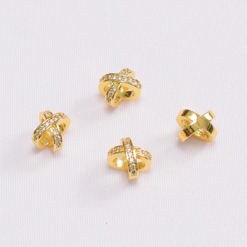 18K Gold Platinierte Farbechte Zirkon Abstandsperlen, Sich kreuzende X-förmige 3D-Accessoires für DIY-Armbänder