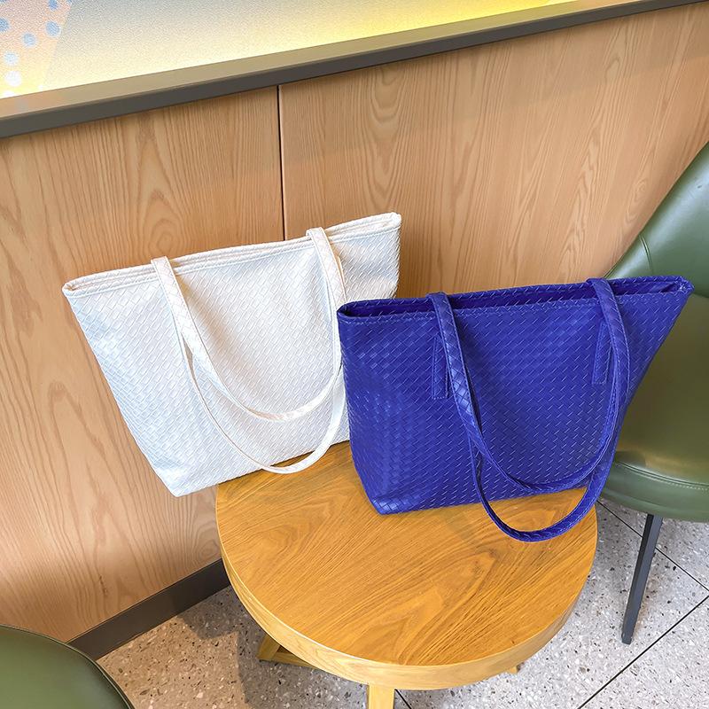 Bag women's 2025 Korean version of the commuter college's new tote bag women's bag summer large-capacity one-shoulder tote woven bag